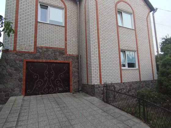 Міцний доглянутий будинок