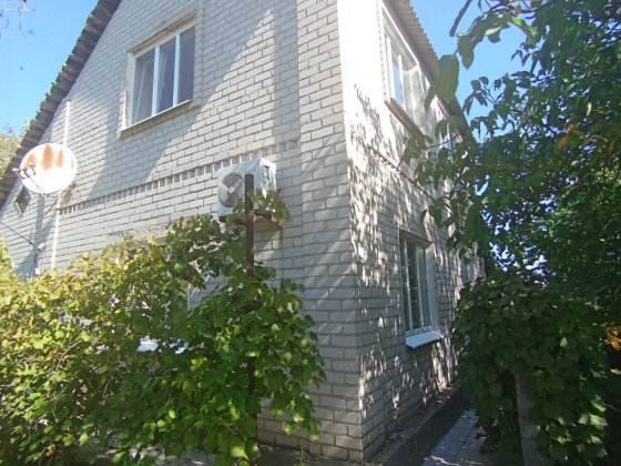 Продам двухэтажный дом на берегу Искровского водохранилища. Желтые Воды