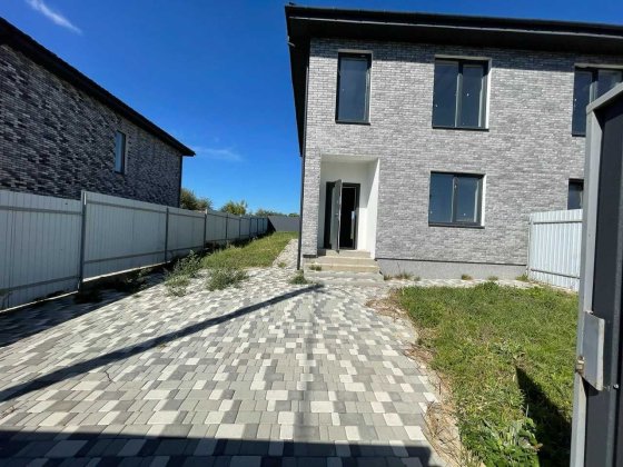 Сучасний дуплекс 110 м² з максимальним наповненням та власною ділянкою Гостомель