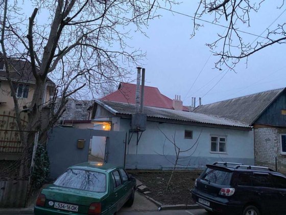 Продається частина будинку з земельним участком в Чорномрську Черноморск