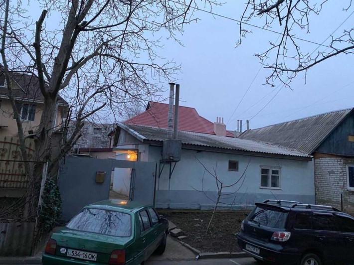 Продається частина будинку з земельним участком в Чорномрську - фото 1