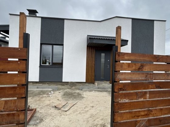 Продається будинок з чистовою обробкою та великою ділянкою. Гостомель