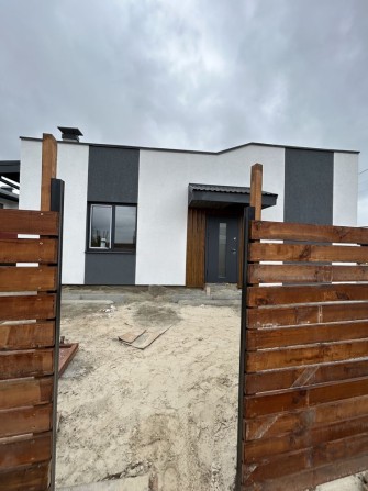 Продається будинок з чистовою обробкою та великою ділянкою. - фото 1