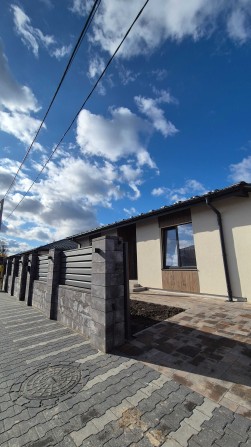 Будинок з гаражем, критою терасою та центр.комунікаціями - фото 1