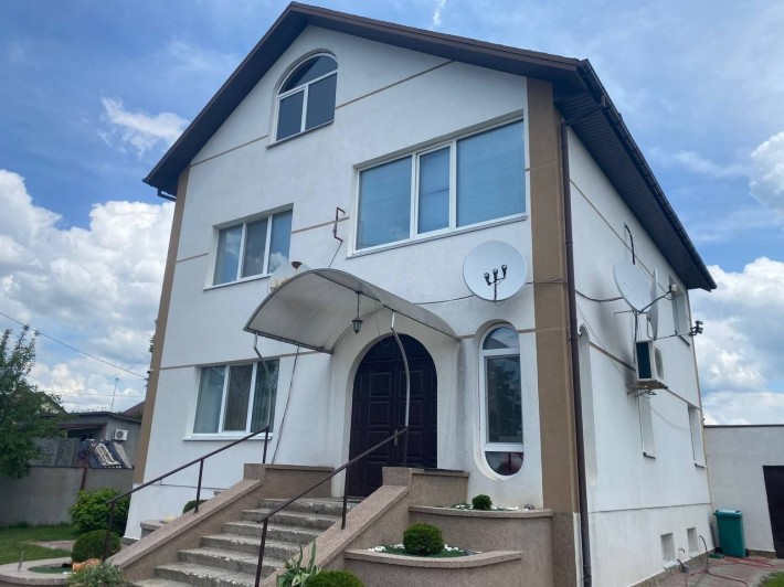 Продам дом.3 жилых этажа,230 кв.м. - фото 1