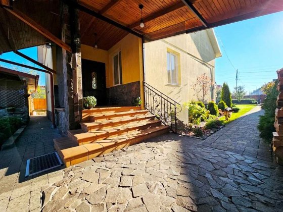 Добротний цегляний будинок з гаражем в ідеальному місці... Стрий