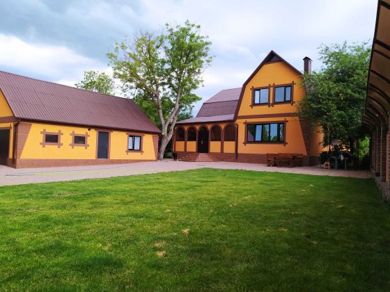 Продам два будинки, на двох ділянках, об`єднаних в один двір.МІЩАНКА!! Умань