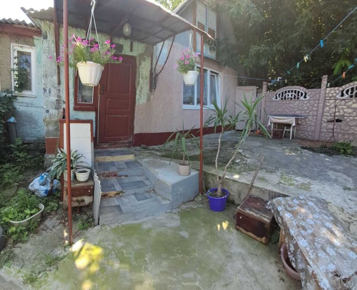 Продам 1\2 частину  будинку в центрі міста Чугуїв! - фото 1