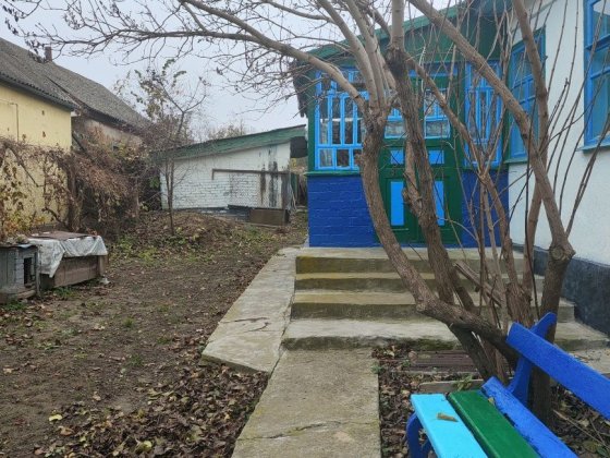 Хата, є вода в дворі, газ, город