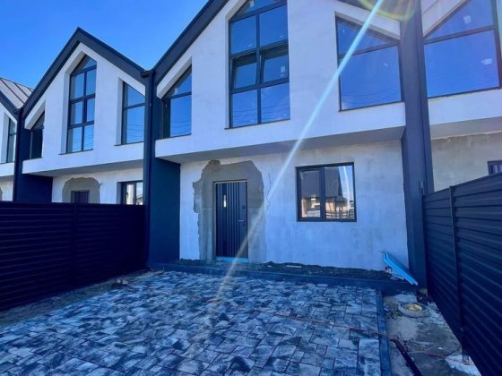 Сучасний таун хаус у Рованцях Рованцы