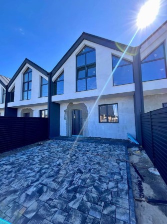 Сучасний таун хаус у Рованцях - фото 1