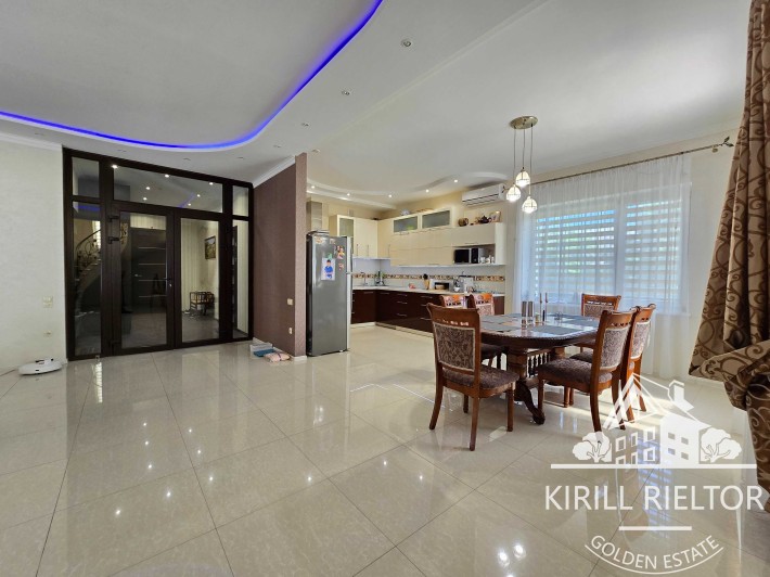 Продается уютный дом с ремонтом и гаражом (Подгородное) - фото 1