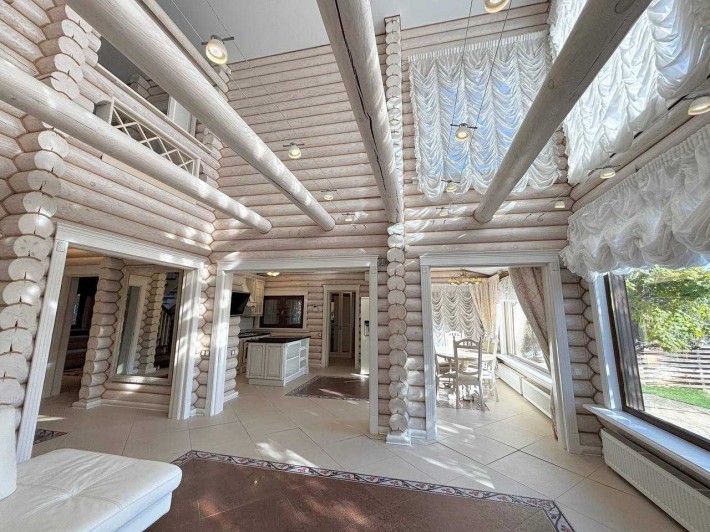 Продам дом в Новоселовке. Участок 25 сот. Солнечные панели. Бассейн. - фото 1