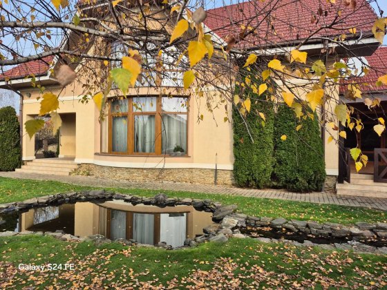 Продається просторий будинок з великою ділянкою. Сторожница