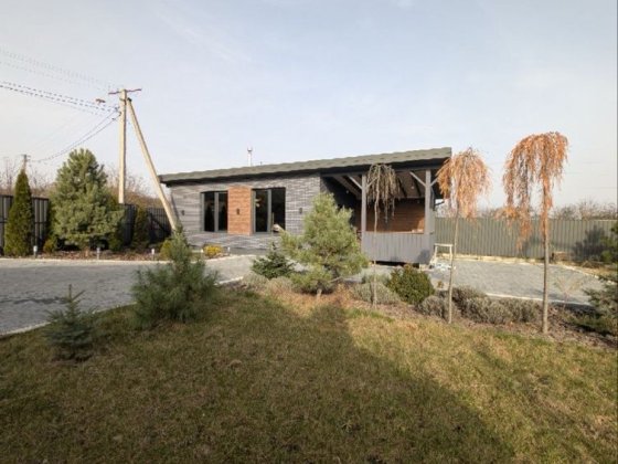 Продам будинок із земельною ділянкою в передмісті Угринов