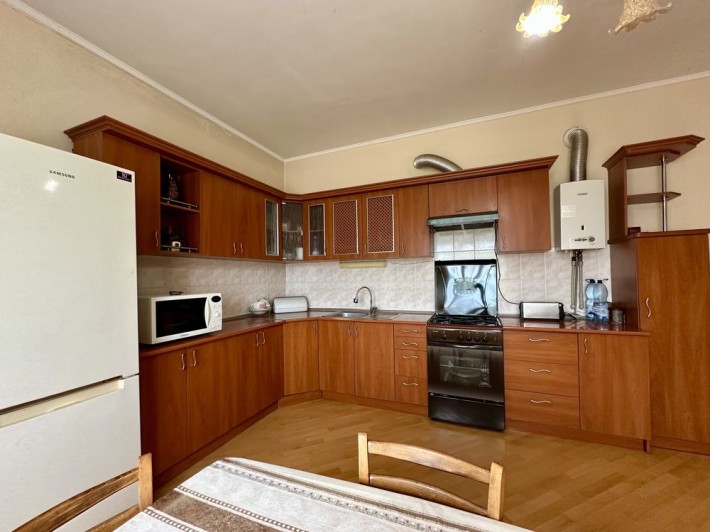 Просторий будинок біля міста ! - фото 1