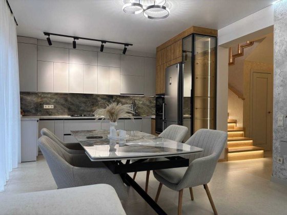 Вишуканий таунхаус з ремонтом, меблями і технікою в закритому містечку Криховцы