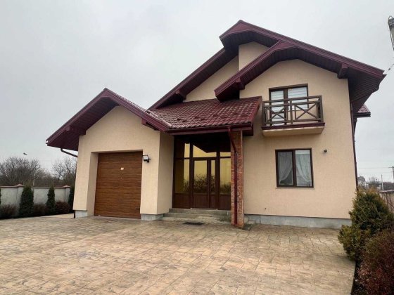 Будинок / особняк з закритим подвір'ям біля міста Микитинці