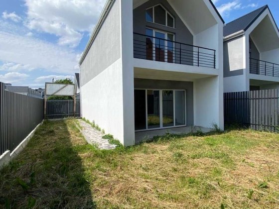 Кутовий таун з гарною ділянкою єОселя