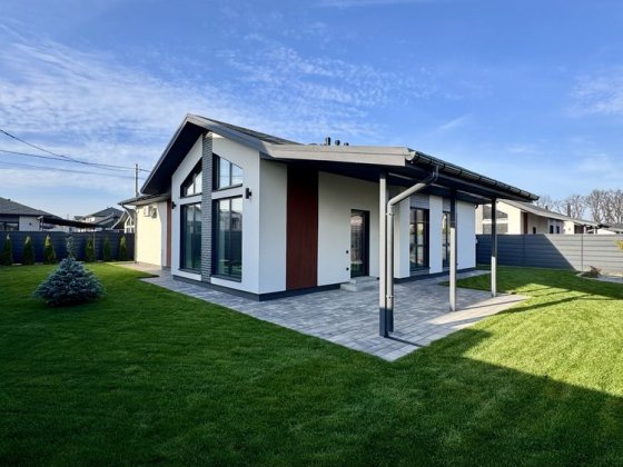 Сучасний будинок 130 м² у закритому КМ з охороною, 5 соток Гатное