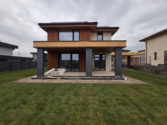 Будинок 190 м2 з басейном роблять газон фасад с. Ходосівка 8 км Київ Ходосівка