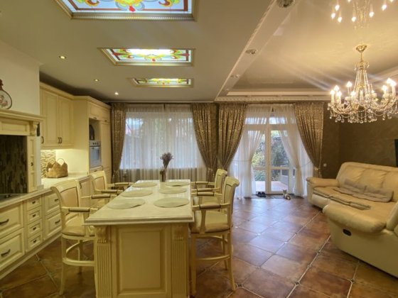 Неймовірний , великий таун хаус з гаражем. Стоянка