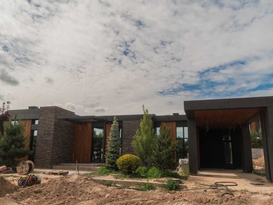 Одноповерховий котедж у містечку 9 Елементів — 276 м²! Лісники! Лесники