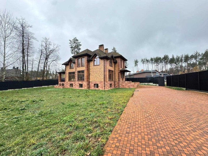 Сучасний цегляний котедж біля соснового лісу 460м2 - фото 1