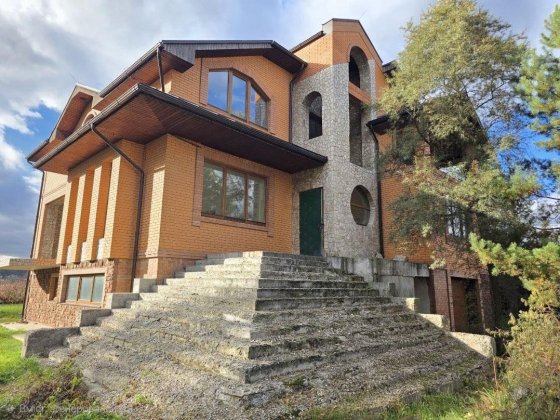 Продам дім з озером в с,Романкіа з бомбосвовищем Подгорцы