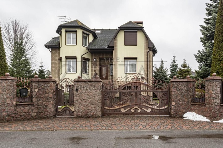 Продажа дома с бассейном и газом, Стоянка - фото 1