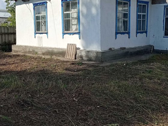 продам не дорого хату в селі шпендівка з великою ділянкою землі Узин