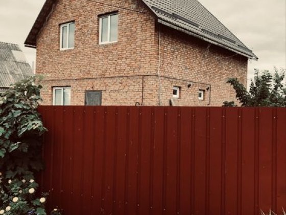 Будинок з дуже гарним участком в центрі Рокитное