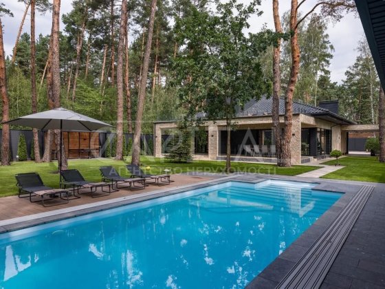 Обухівський р-н с. Плюти, продаж стильного будинку з басейном Плюты