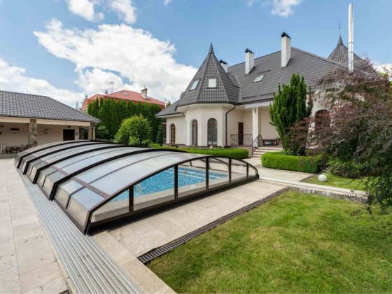 Продаж Будинку в Закритрму Котеджному Містечку, 20 Соток Погребы