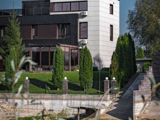 Будинок 3-поверховий Пухівка