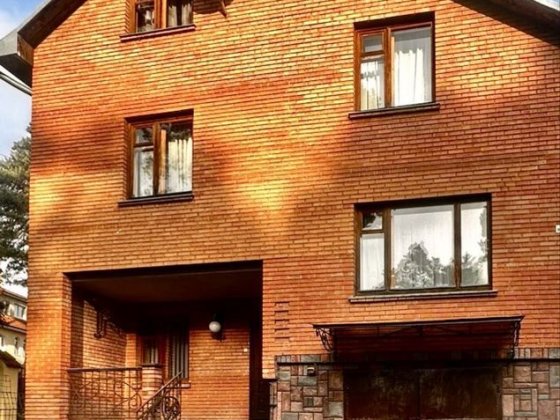 Будинок у Брюховичах в сосновому лісі із ділянкою 17 соток біля озера Брюховичі