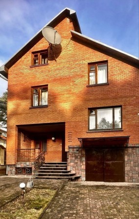 Будинок у Брюховичах в сосновому лісі із ділянкою 17 соток біля озера - фото 1