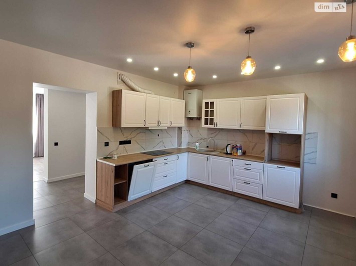 Продається 3х-поверховий будинок у Винниках центр, хороша локація - фото 1