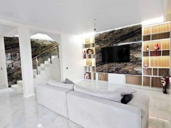 Новый 2-х этажный дом с ремонтом, гаражом и подвалом в Фонтанке 1!