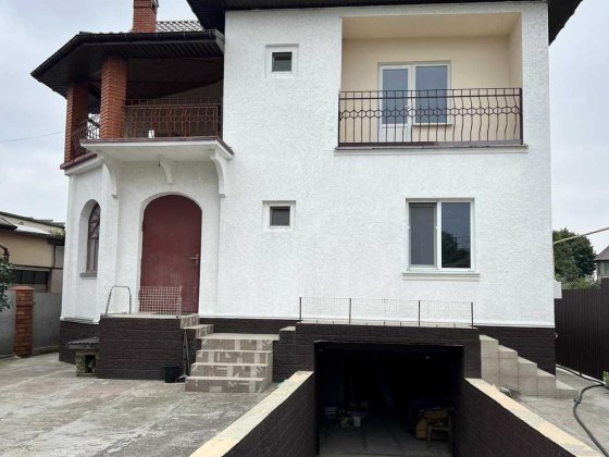 Продается крепкий современный дом  в центре Ленпоселка по улице Сосюры Авангард