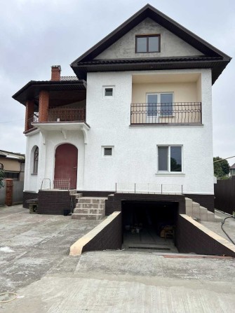 Продается крепкий современный дом  в центре Ленпоселка по улице Сосюры - фото 1