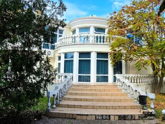 Будинок з басейном на першой лінії моря. Крыжановка