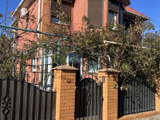 Продаю капитальный дом с басейном  и баней в пгт. Великодолинское. Великодолинское