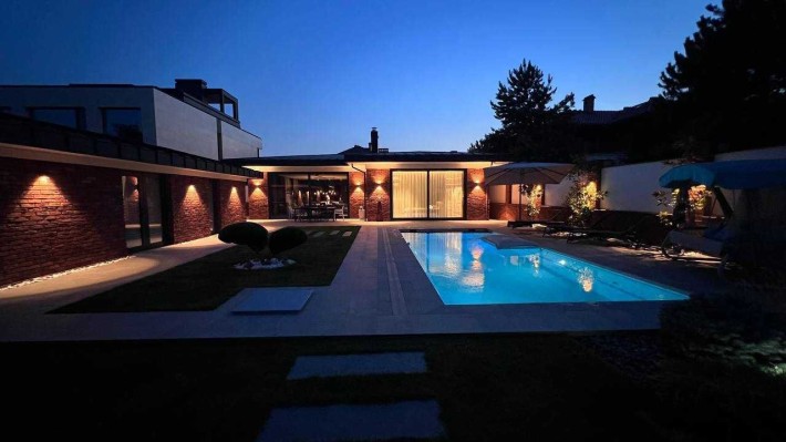 Продажа одноэтажного дома с бассейном и ремонтом в Сосновом Береге. - фото 1