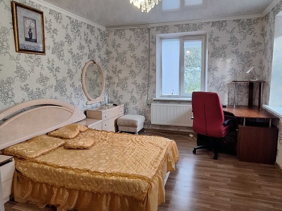 Продам дом в центре поселка Великодолинское. Великодолинское