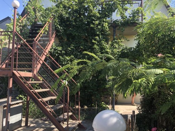 В продаже комфортный дом (район АТБ) с гостевым домиком и банькой Великодолинское