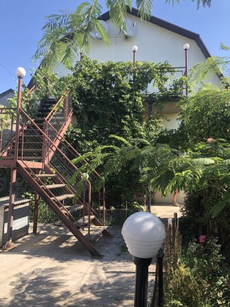 В продаже комфортный дом (район АТБ) с гостевым домиком и банькой - фото 1