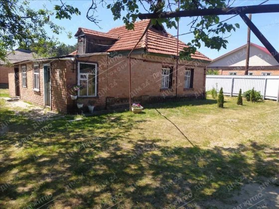 Окремий будинок з власним ставком.