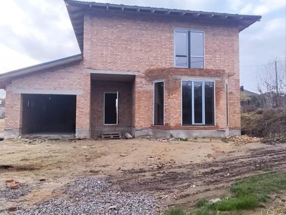 Продам окремий будинок з гаражем за Караваном Біла Криниця