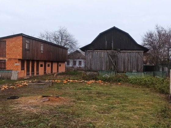 Продається участок з будинком з виходом на сусідню вулицю Буринь